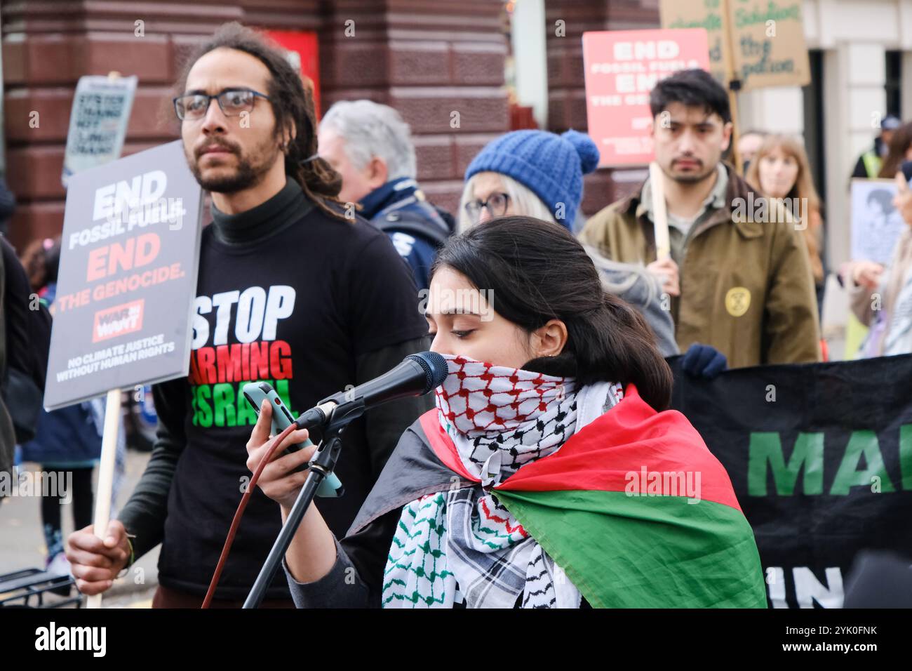 British Museum, Londra, Regno Unito. 16 novembre 2024. Manifestanti alla marcia globale per la giustizia climatica a Londra. Crediti: Matthew Chattle/Alamy Live News Foto Stock