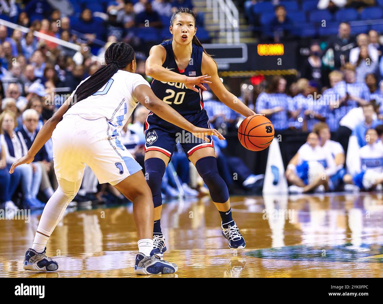 15 novembre 2024: La guardia dell'Università del Connecticut Kaitlyn Chen (20) dirige il traffico di fronte alla guardia dell'Università del Connecticut Qadence Samuels (10). Partita di basket NCAA tra l'Università del Connecticut e l'Università del North Carolina presso la First Horizon Arena, Greensboro, North Carolina, David Beach/CSM (immagine di credito: © David Beach/Cal Sport Media) Foto Stock