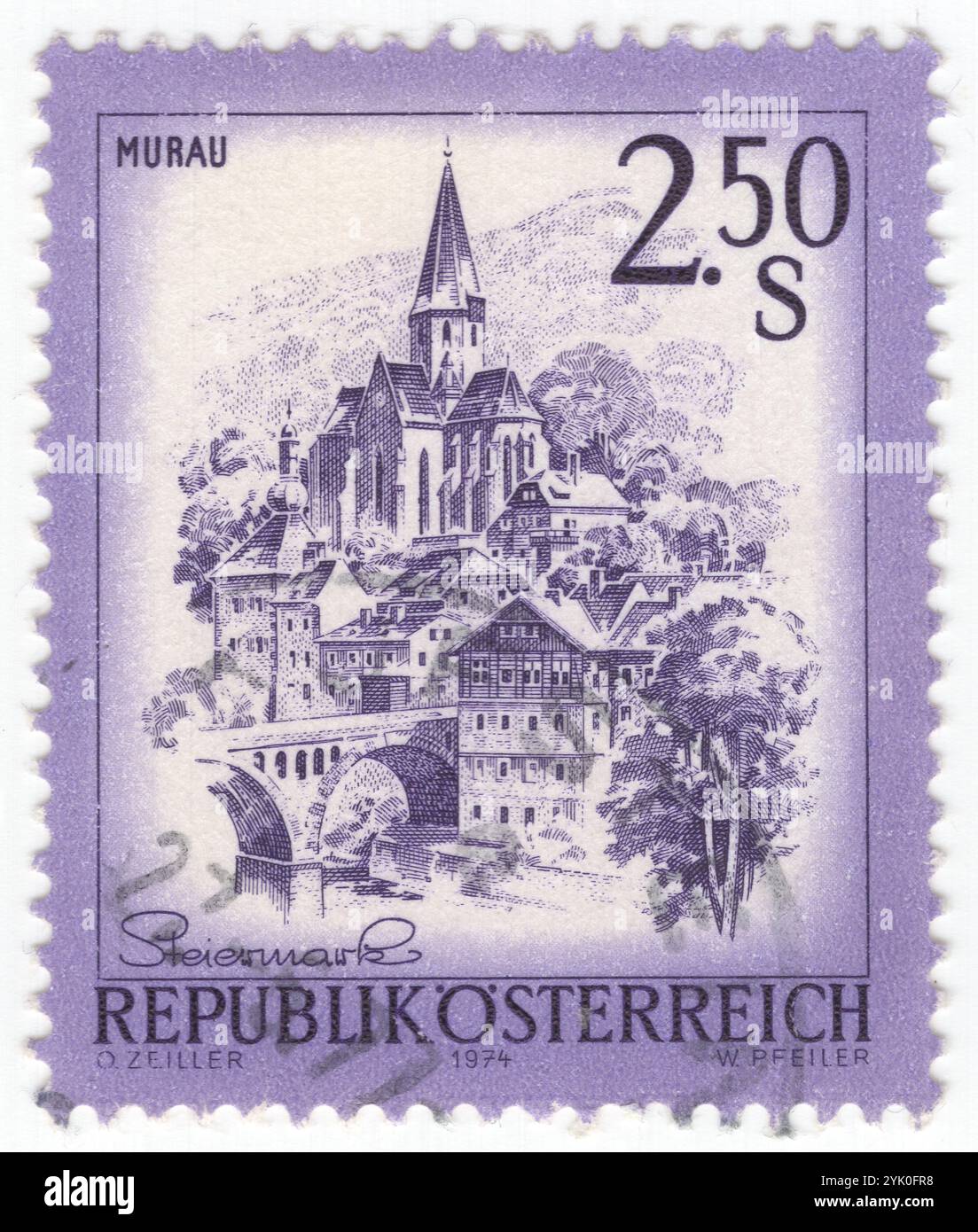 AUSTRIA - 1974-05-24: 2,50 francobolli viola e viola profonda raffiguranti Murau, una città nella parte occidentale dello stato federale austriaco della Stiria. È la sede amministrativa del distretto di Murau Foto Stock