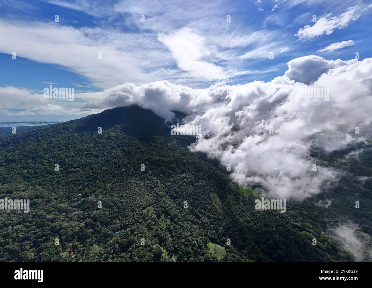 Vista aerea del vulcano mombacho con le nuvole che nascondono la vetta in Nicaragua nelle giornate di sole Foto Stock