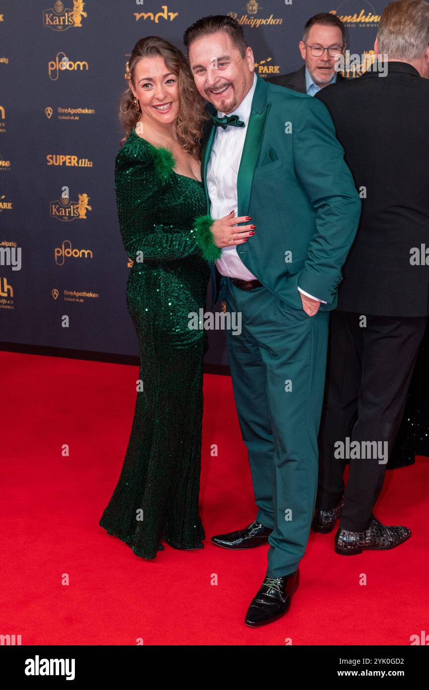 Lipsia - 30. Goldene Henne Preisverleihung in der Messe Leipzig 15.11.2024 Lipsia, Messe Im foto: Uwe Herrmann, Brautmodenausstatter und TV-Star mit Begleitung am Freitagabend findet die Verleihung Goldene Henne 2024, gemeinsam veranstaltet von SuperIllu und MDR-Fernsehen, wieder in Leipzig statt. Deutschlands größter Publikumspreis wird dieses Jahr zum 30. Mal vergeben. Dazu eingeladen sind zahlreiche regionale, nationale e internationale Stars. Die Preisverleihung findet in der Messe Leipzig statt. Leipzig Messe Leipzig Sachsen Deutschland *** Leipzig 30 cerimonia di premiazione Goldene Henne presso il M Foto Stock