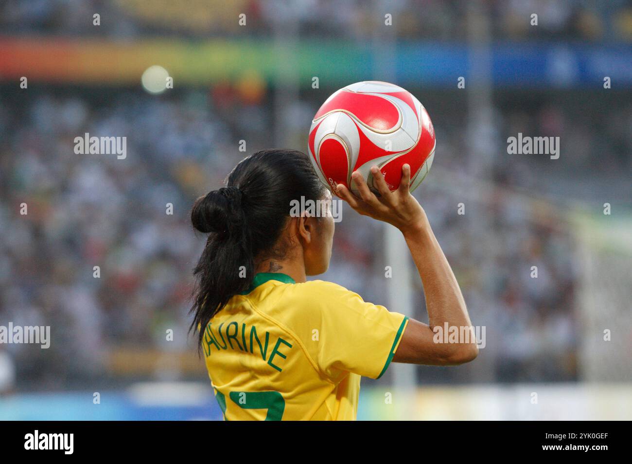 PECHINO - 12 AGOSTO: Maurine del Brasile si prepara per un lancio durante una partita del gruppo F contro la Nigeria al torneo di calcio femminile dei Giochi Olimpici di Pechino 12 agosto 2008 a Pechino, Cina. Solo per uso editoriale. (Fotografia di Jonathan Paul Larsen / Diadem Images) Foto Stock