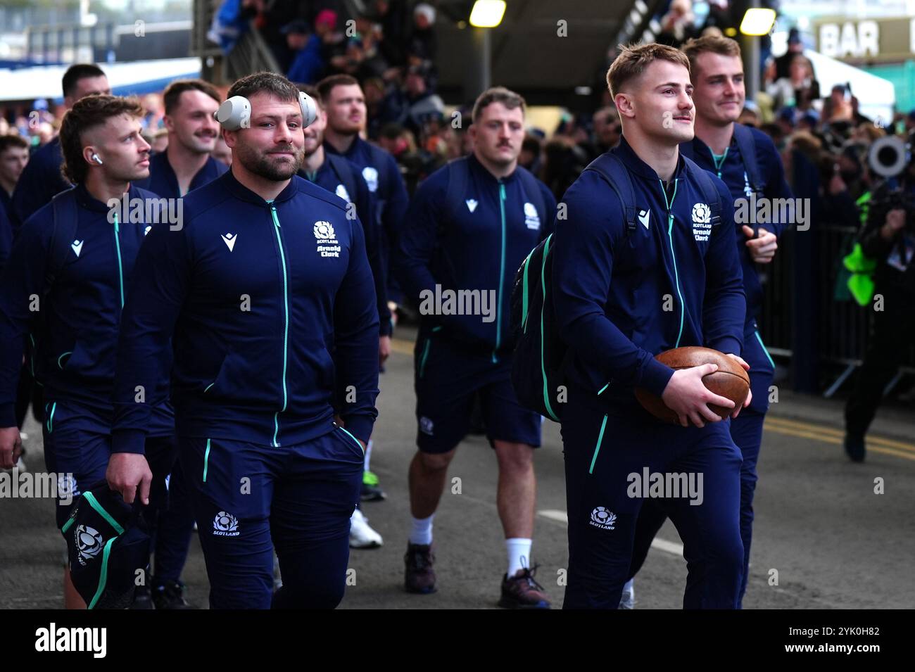 Lo scozzese Stafford McDowall (a destra) porta i suoi compagni di squadra allo stadio in vista della partita internazionale autunnale allo Scottish gas Murrayfield Stadium di Edimburgo. Data foto: Sabato 16 novembre 2024. Foto Stock