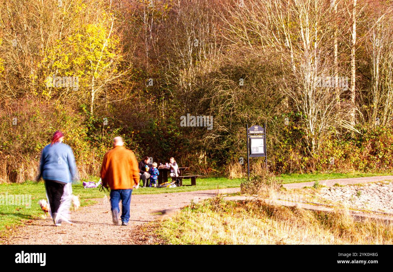 Dundee, Tayside, Scozia, Regno Unito. 16 novembre 2024. Meteo nel Regno Unito: Il clima autunnale molto freddo migliora lo splendore del Dundee Clatto Country Park. Nonostante le basse temperature, alcuni abitanti del posto si godono comunque una passeggiata di sabato intorno al laghetto del parco. Crediti: Dundee Photographics/Alamy Live News Foto Stock