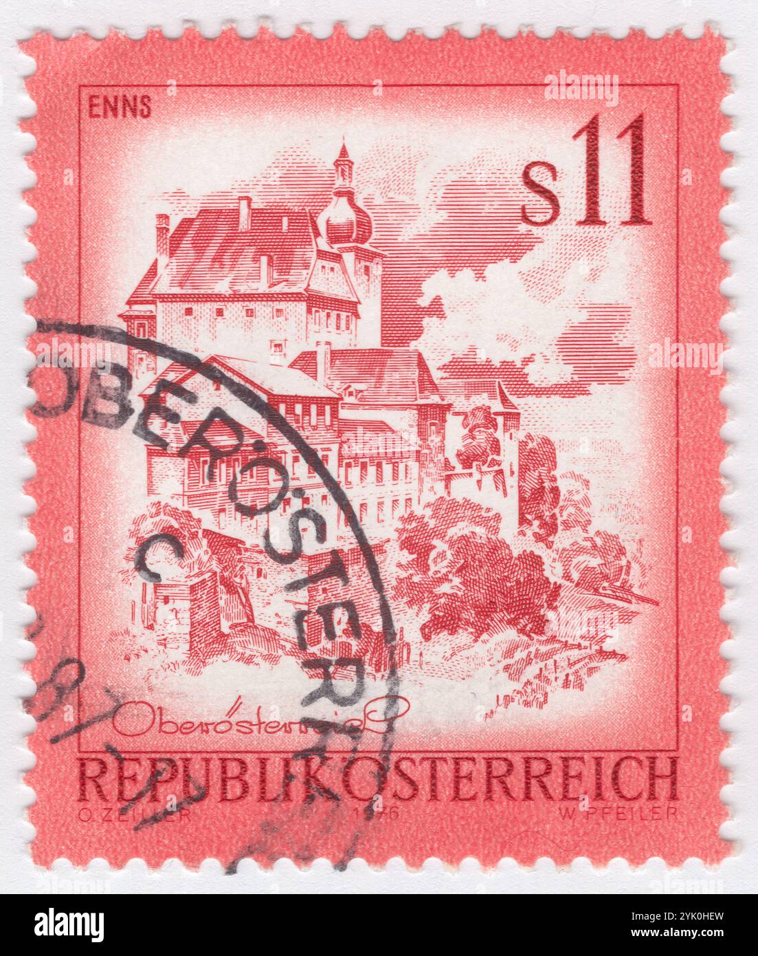 AUSTRIA - 1976-09-24: 11 scellini vermiglio e francobollo scuro carmine raffigurante la città vecchia, Enns. Enns è una città austriaca situata nello stato dell'alta Austria sul fiume Enns, che costituisce il confine con lo stato della bassa Austria. Enns è stato uno dei primi posti in Austria a ricevere i diritti di città. Lo statuto della città risale al 22 aprile 1212; il documento è esposto al museo locale. La data è anche raffigurata sulla Torre della città, il punto di riferimento di Enns Foto Stock