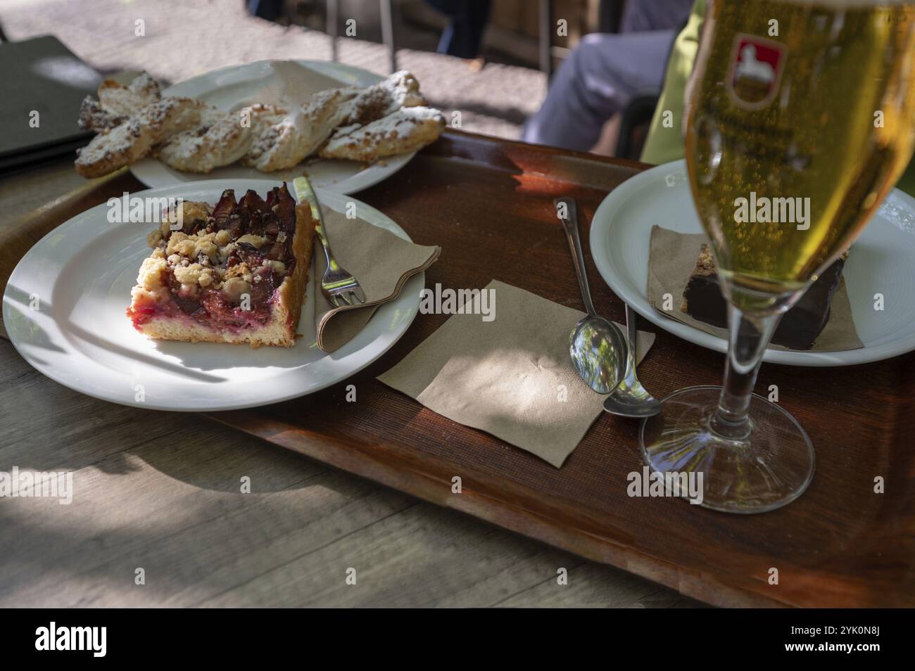 Torta di prugne e dolci su un tavolo in un caffè con giardino, Baviera, Germania, Europa Foto Stock