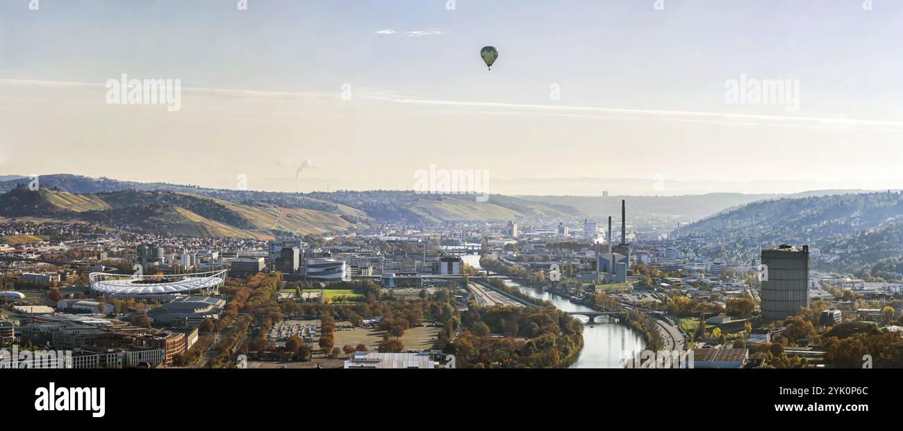 Stoccarda e la valle del Neckar con vigneti. Al centro della foto si trovano la sede centrale della Mercedes-Benz Group AG, il Museo Mercedes e t Foto Stock