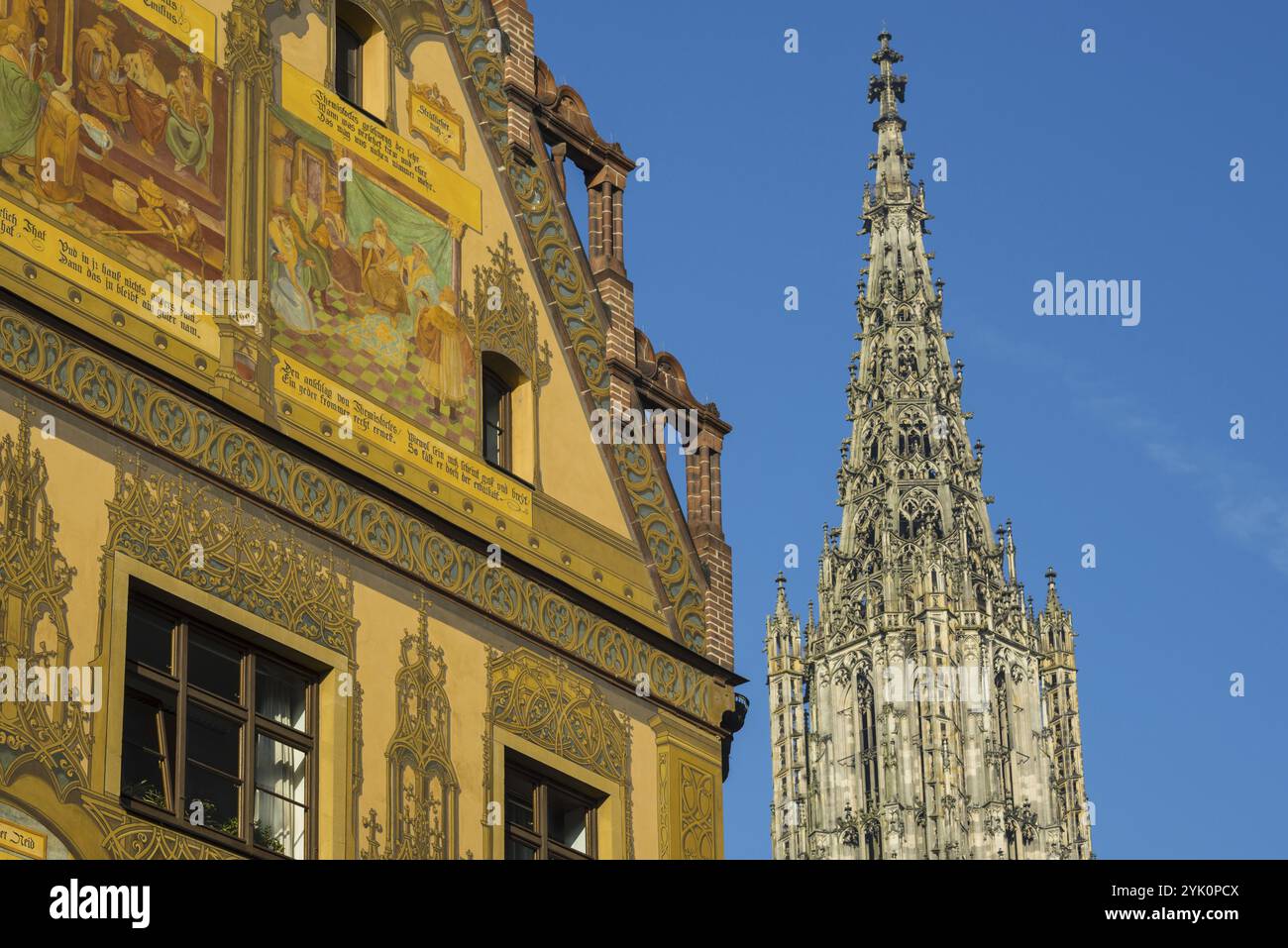 Pittura di facciata, il più grande ciclo di affreschi del XVI secolo in Germania, il municipio di Ulm, lato est, dietro di esso la cattedrale di Ulm, Ulm, Svevia Alb, Baden-Wue Foto Stock