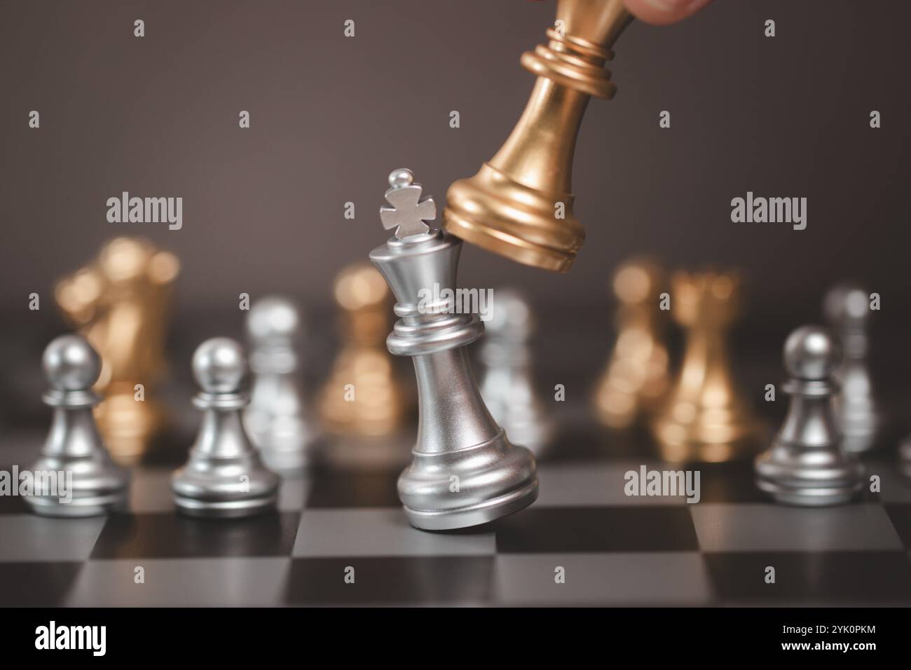 i pezzi degli scacchi sono posizionati su una tavola di legno. Pianificazione strategica e commercializzazione di nuovi prodotti. Pianificazione del marketing. Concetto di marketing. Sto progettando di combattere Foto Stock