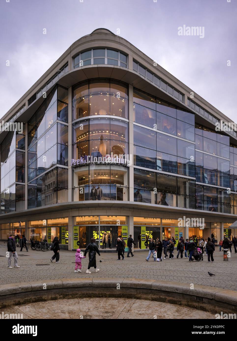 Persone, clienti di fronte a Peek & Cloppenburg, catena di grandi magazzini, vendita al dettaglio, Koenigsstrasse, zona pedonale, Stoccarda, Baden-Wuerttemberg, GE Foto Stock Persone, clienti di fronte a Peek & Cloppenburg, catena di grandi magazzini, vendita al dettaglio, Koenigsstrasse, zona pedonale, Stoccarda, Baden-Wuerttemberg, GE Foto Stock