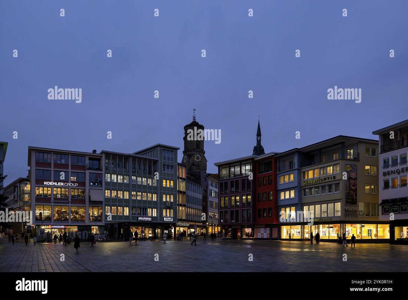 Piazza del mercato, chiesa collegiale, negozi, negozi, vendita al dettaglio, sera, Blue Hour, Stoccarda, Baden-Wuerttemberg, Germania, Europa Foto Stock Piazza del mercato, chiesa collegiale, negozi, negozi, vendita al dettaglio, sera, Blue Hour, Stoccarda, Baden-Wuerttemberg, Germania, Europa Foto Stock