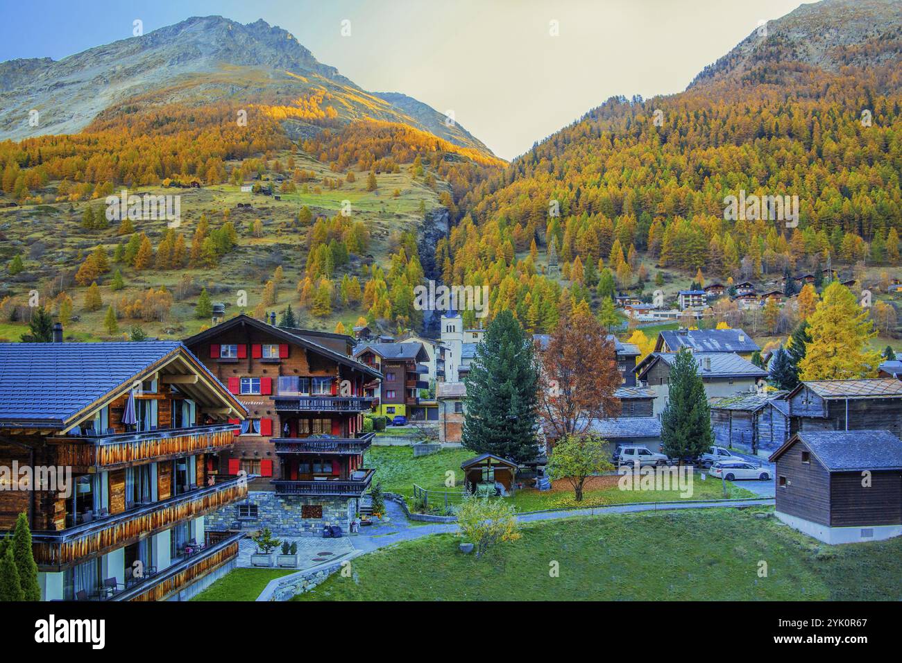 Vista del paese in autunno, Taesch vicino a Zermatt, Mattertal, Vallese, Svizzera, Europa Foto Stock