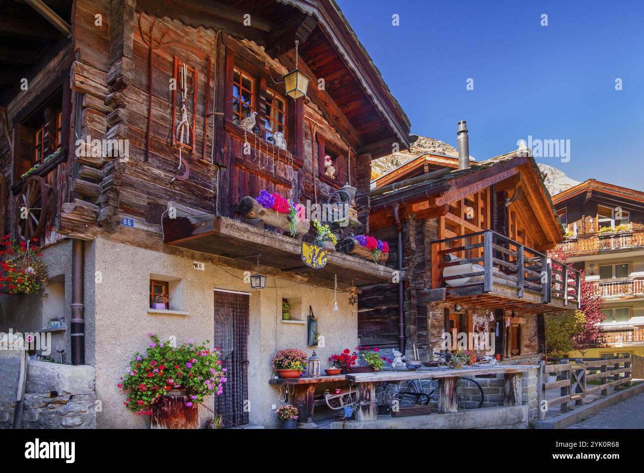 Granai storici nella zona del villaggio, Zermatt, Mattertal, Vallese, Svizzera, Europa Foto Stock