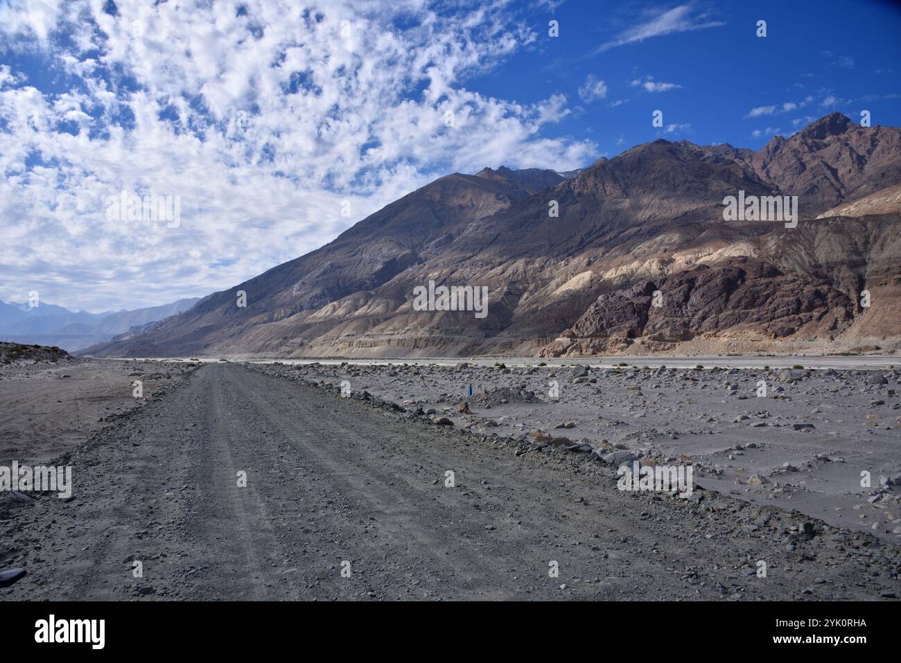 La grande catena dell'Himalaya, le montagne del Ladakh, l'India Foto Stock
