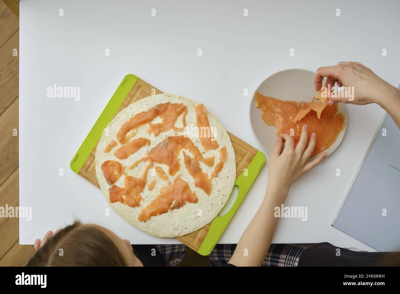 Vista dall'alto della preparazione della focaccia con formaggio spalmabile e salmone affumicato Foto Stock