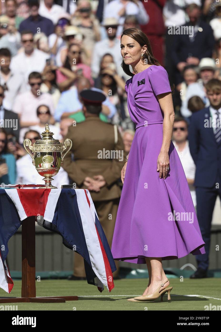 Catherine, Principessa di Galles, che cammina sul campo centrale per la presentazione del Trofeo Mens Singles ai Campionati di Wimbledon 2024, Londra, Engla Foto Stock