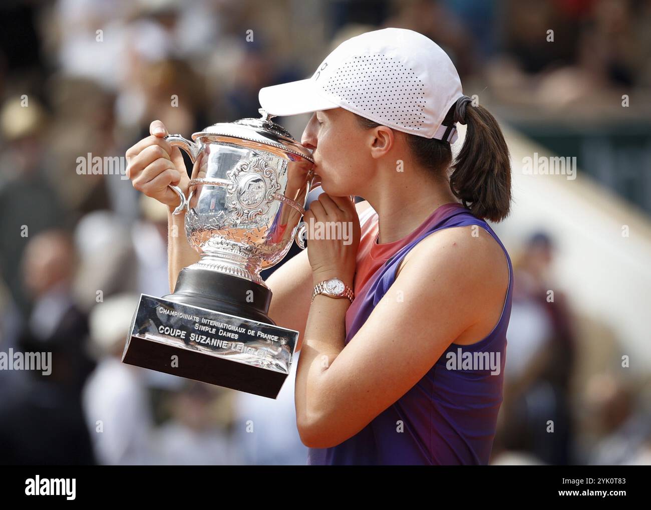 Il campione polacco IgA Swiatek dell'Open di Francia 2024 detiene il trofeo al Roland Garros, Parigi, Francia. Foto Stock