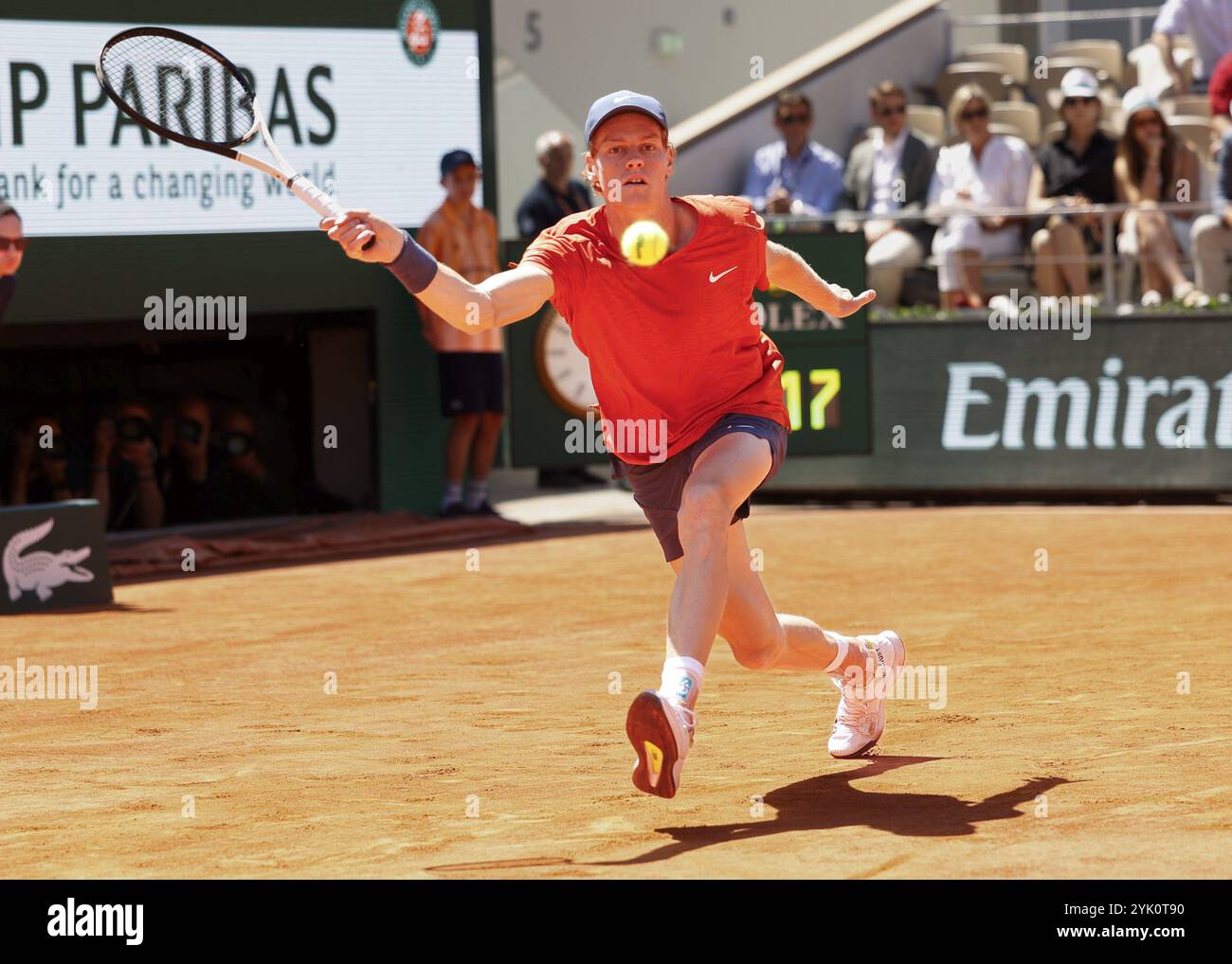 Il tennista italiano Jannik Sinner in azione all'Open di Francia 2024, Roland Garros, Parigi, Francia. Foto Stock