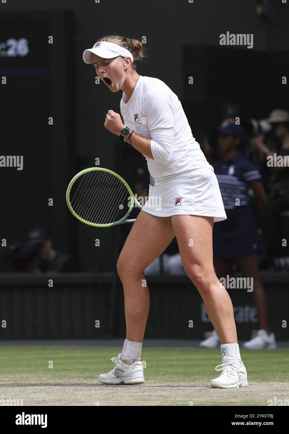 La tennista ceca Barbora Krejcikova festeggia i Campionati di Wimbledon 2024, Londra, Inghilterra, Regno Unito, Europa Foto Stock