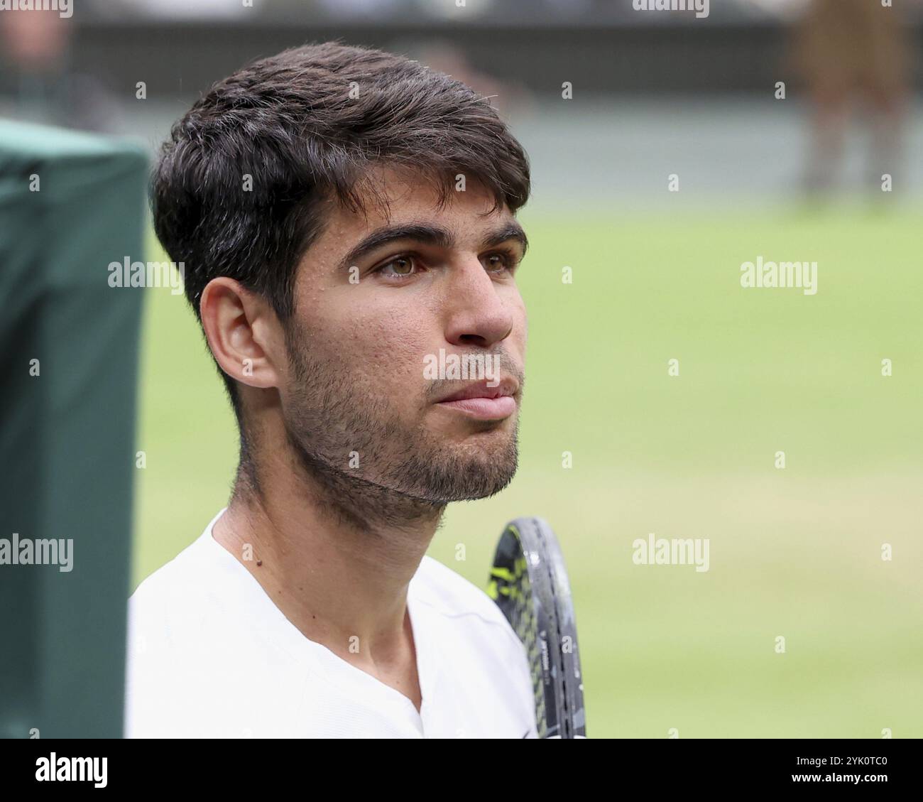 Il tennista spagnolo Carlos Alcaraz guarda il suo allenatore sul campo centrale ai Campionati di Wimbledon 2024, Londra, Inghilterra, Regno Unito, UE Foto Stock