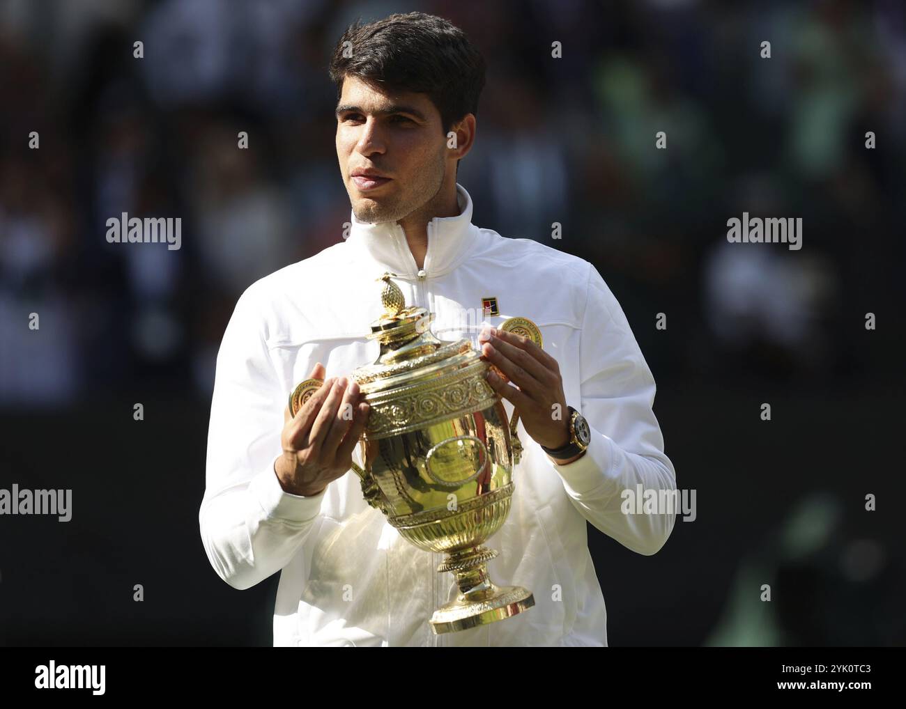 Il tennista spagnolo Carlos Alcaraz (ESP) detiene il trofeo del campionato dopo aver vinto la finale maschile dei Campionati di Wimbledon 2024 Foto Stock