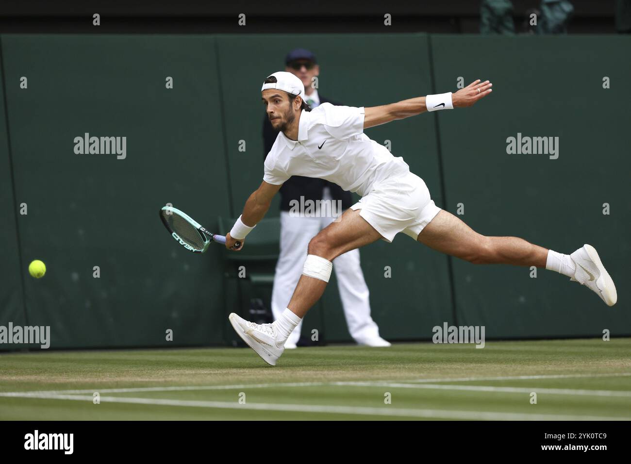 Il tennista italiano Lorenzo Musetti in azione ai Campionati di Wimbledon 2024, Londra, Inghilterra, Regno Unito, Europa Foto Stock