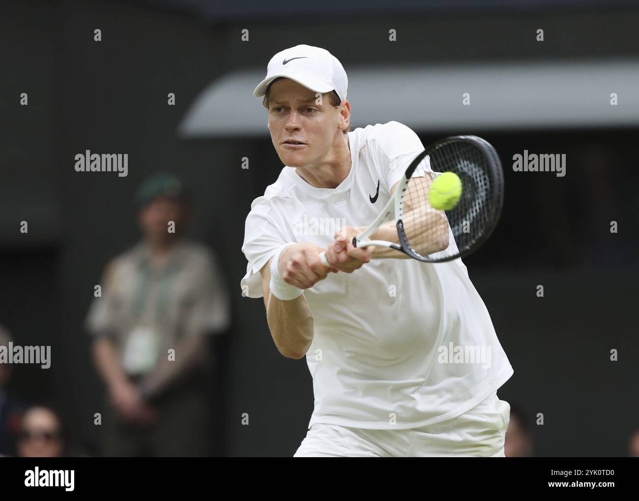 Il tennista italiano Jannik Sinner in azione ai Campionati di Wimbledon 2024, Londra, Inghilterra, Regno Unito, Europa Foto Stock