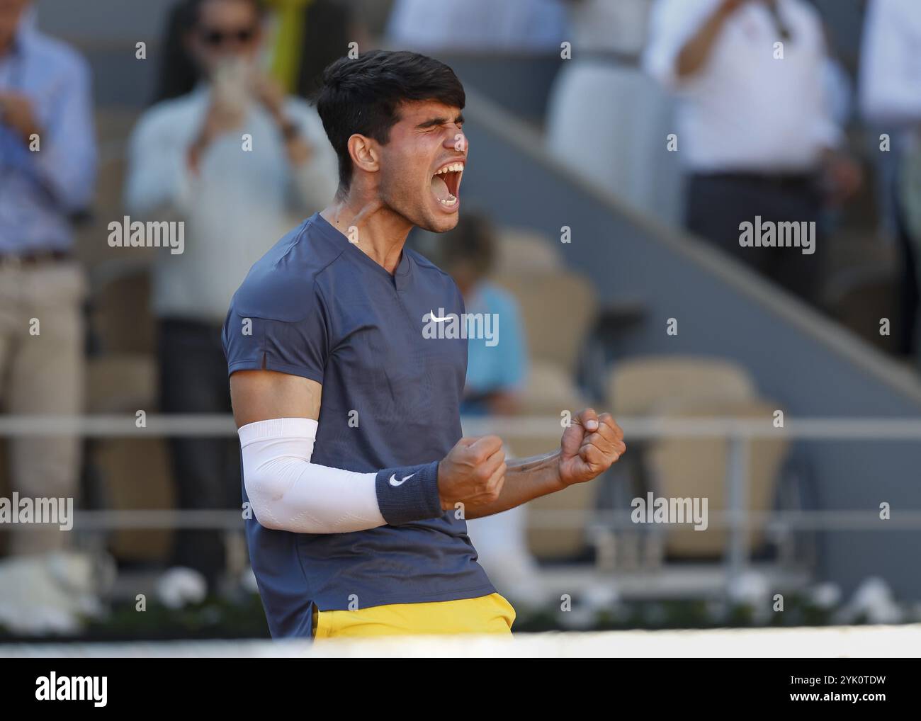 Il tennista spagnolo Carlos Alcaraz festeggia all'Open di Francia, Roland Garros, Parigi, Francia. Foto Stock