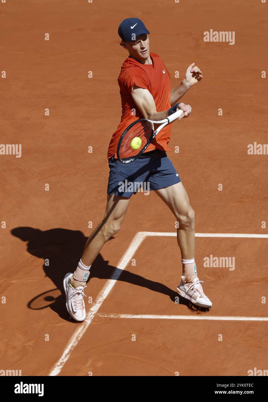 Il tennista italiano Jannik Sinner in azione all'Open di Francia 2024, Roland Garros, Parigi, Francia. Foto Stock