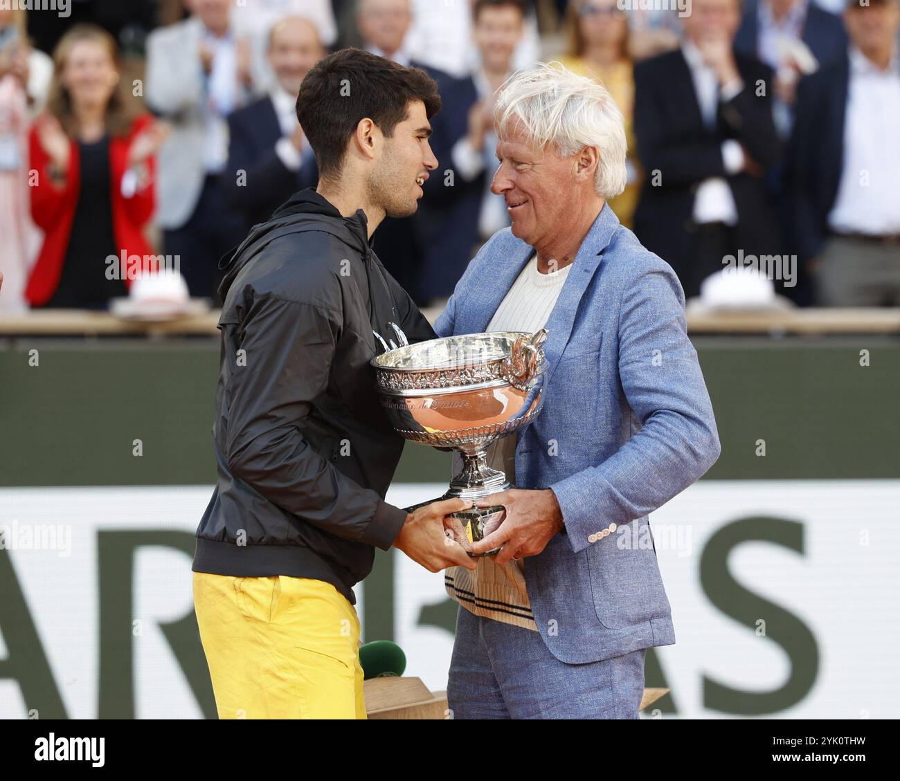 La leggenda del tennis Bjorn Borg cede il trofeo a Carlos Alcaraz all'Open di Francia 2024, Roland Garros, Parigi, Francia. Foto Stock