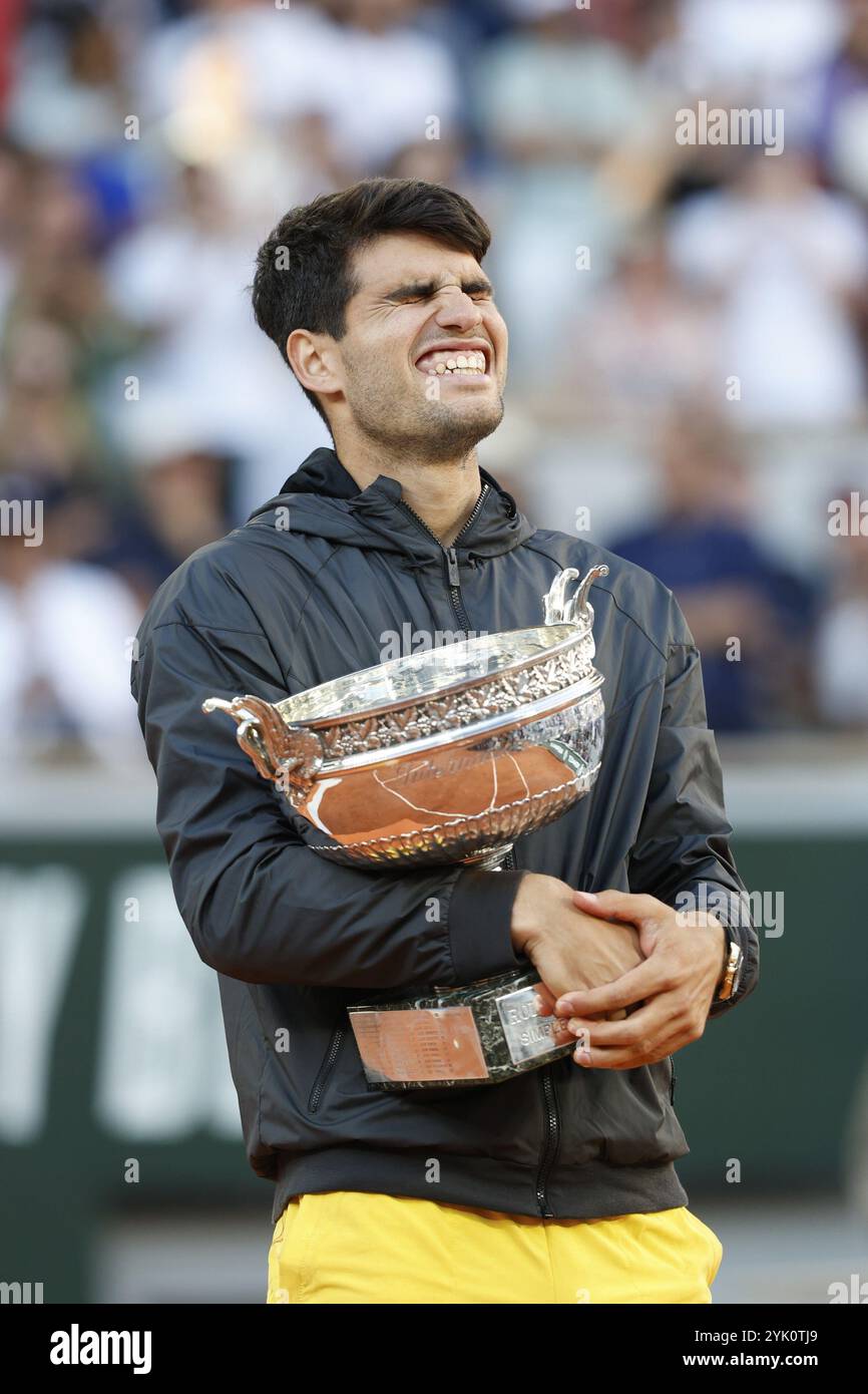 Carlos Alcaraz vincitore dell'Open di Francia 2024 con il trofeo al Roland Garros di Parigi, Francia. Foto Stock