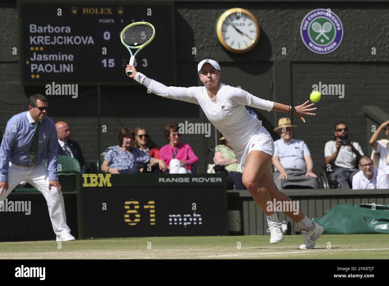 La tennista ceca Barbora Krejcikova in azione ai Campionati di Wimbledon 2024, Londra, Inghilterra, Regno Unito, Europa Foto Stock