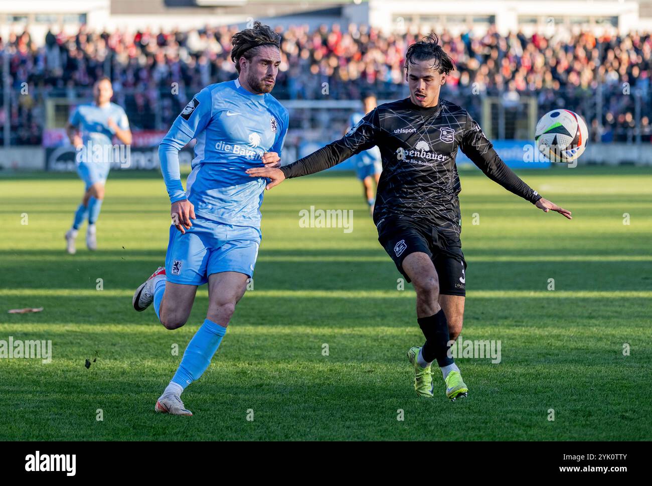 Monaco, Germania. 16 novembre 2024. Kampf um den Ball/Zweikampf zwischen David Philipp (TSV 1860 Muenchen, #8) und Max Lamby (SpVgg Unterhaching, #3). GER, TSV 1860 Muenchen gegen SpVgg Unterhaching, Fussball, Bayerischer Totopokal, Viertelfinale, Saison 2024/2025, 16.11.2024. foto: Eibner-Pressefoto/Heike Feiner credito: dpa/Alamy Live News Foto Stock