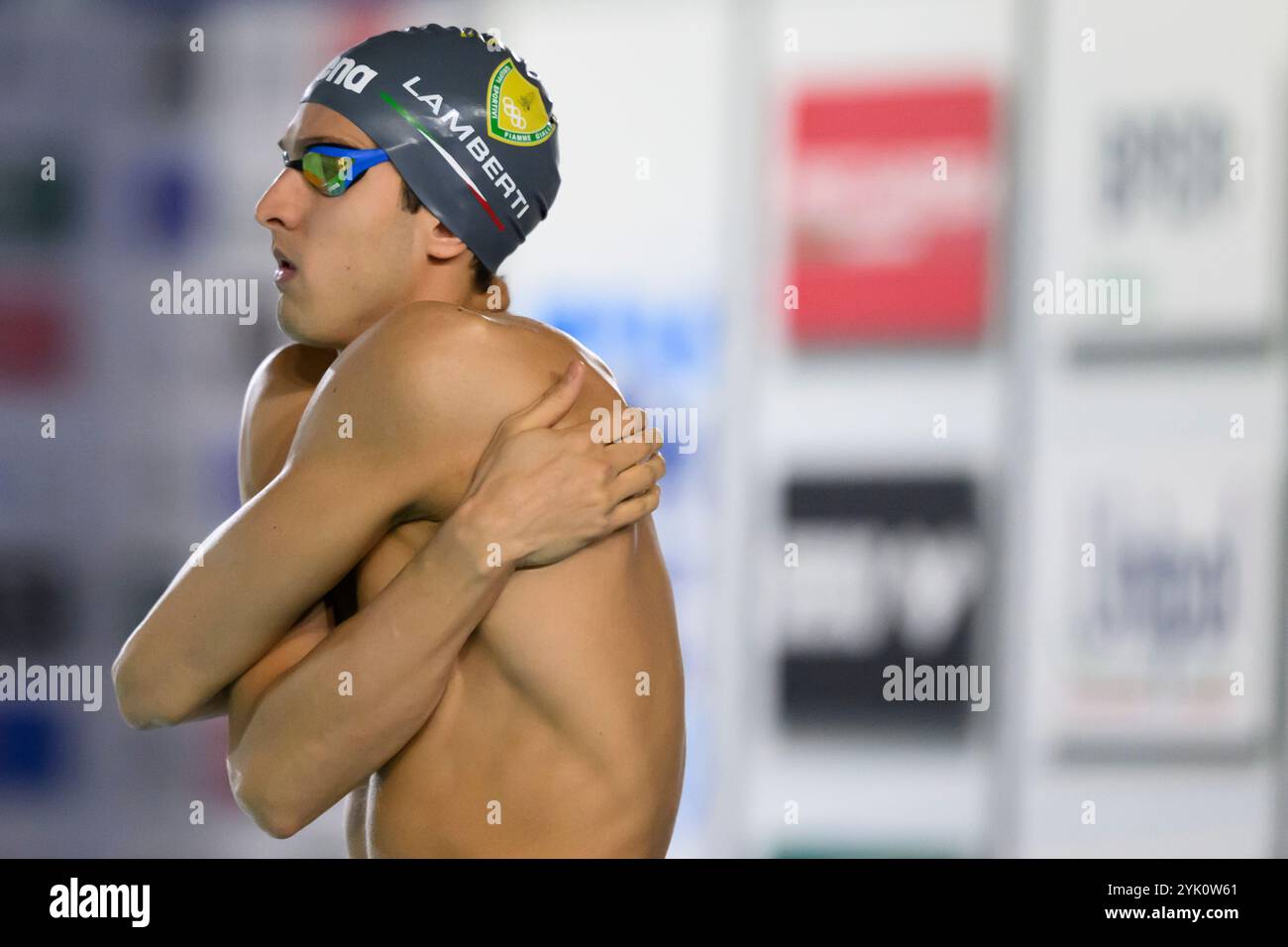 Michele Lamberti di fiamme Gialle si prepara a gareggiare nei 100m Backstroke Men Heats durante i campionati italiani invernali di nuoto allo Stadio del nuoto di Riccione (Italia), 14 novembre 2024. Foto Stock