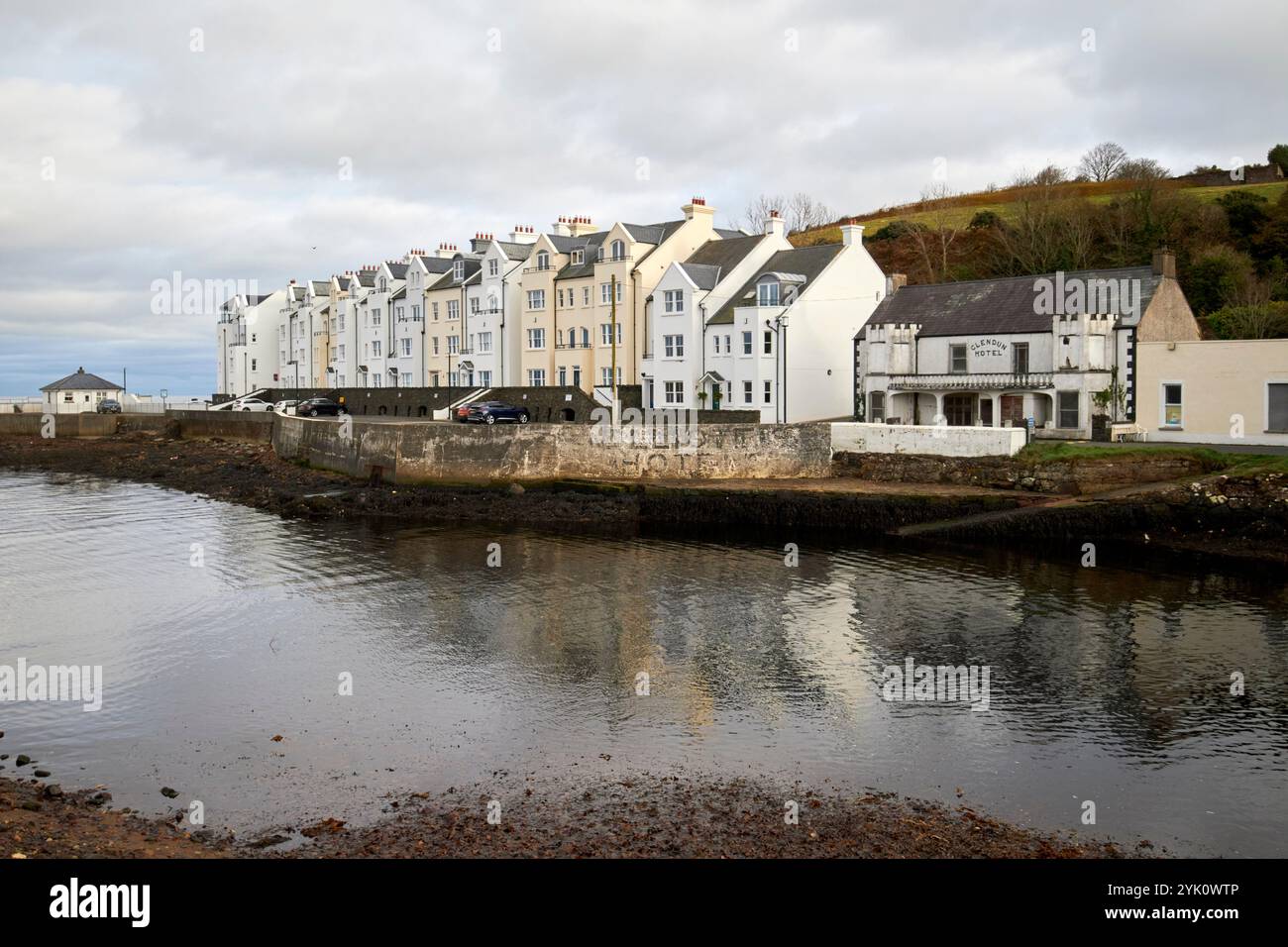 appartamenti moderni che bloccano gli appartamenti della baia, l'hotel glendun e il porto di cushendun, contea di antrim, irlanda del nord Foto Stock