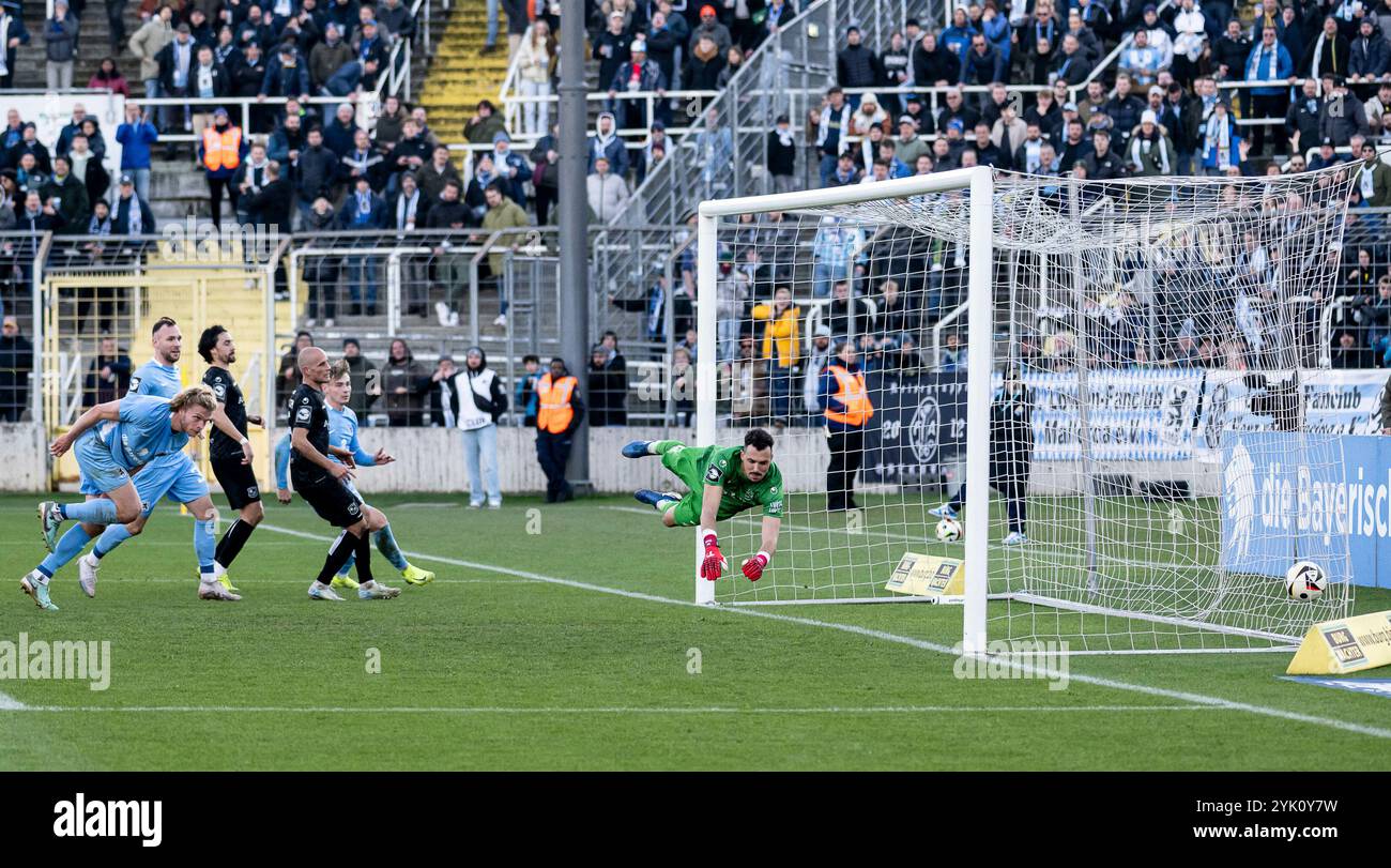 Monaco, Germania. 16 novembre 2024. Jesper Verlaat (TSV 1860 Muenchen, #4) bei seinem Tor gegen Kai Eisele (Torwart, SpVgg Unterhaching, #24) zum 1:3 - Anschluss, welches letztlich zu spaet kommt. GER, TSV 1860 Muenchen gegen SpVgg Unterhaching, Fussball, Bayerischer Totopokal, Viertelfinale, Saison 2024/2025, 16.11.2024. foto: Eibner-Pressefoto/Heike Feiner credito: dpa/Alamy Live News Foto Stock