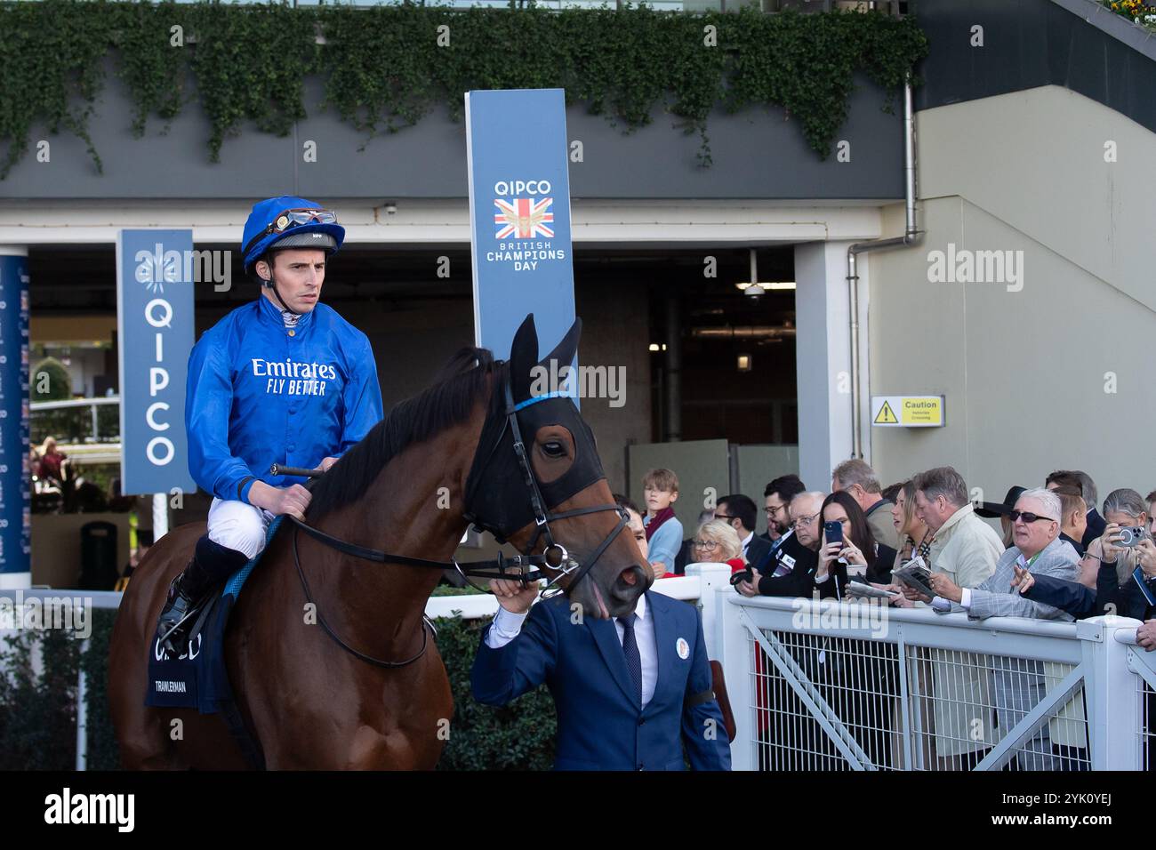 Ascot, Berkshire, Regno Unito. 19 ottobre 2024. TRAWLERMAN guidato dal fantino William Buick si dirige verso l'autodromo per la QIPCO British Champions Long Distance Cup (Classe 1) (gruppo 2) (British Champions Series) al British Champions Day 2024 all'Ascot Racecourse nel Berkshire. Crediti: Maureen McLean/Alamy Foto Stock