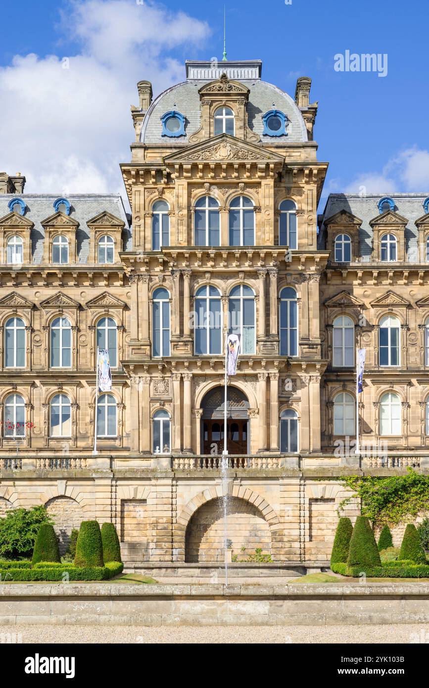 Il Bowes Museum è una galleria d'arte nello stile di un castello francese nella città di Barnard Castle County Durham Inghilterra Regno Unito Europa Foto Stock
