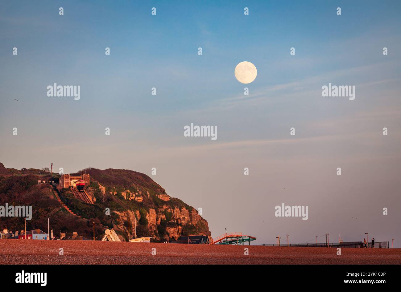 La luna piena di novembre che si innalza sulla collina est di Hastings nell'est del Sussex nell'Inghilterra sud-orientale del Regno Unito Foto Stock