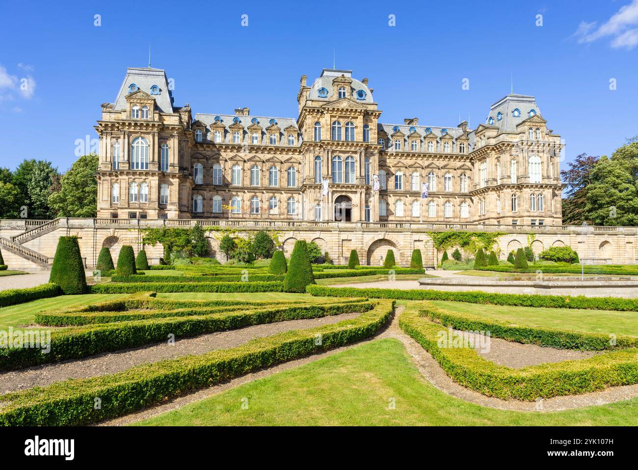 Il Bowes Museum una galleria d'arte nello stile di un castello francese con siepi ornamentali a Barnard Castle County Durham Inghilterra Regno Unito Europa Foto Stock