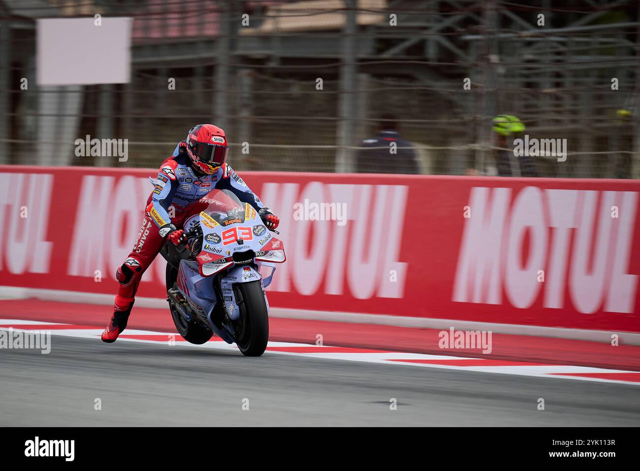 Marc Marquez di Spagna corre per Gresini Racing MotoGP visto in azione durante le prove libere del venerdì del Gran Premio di solidarietà Motul di Barcellona C. Foto Stock