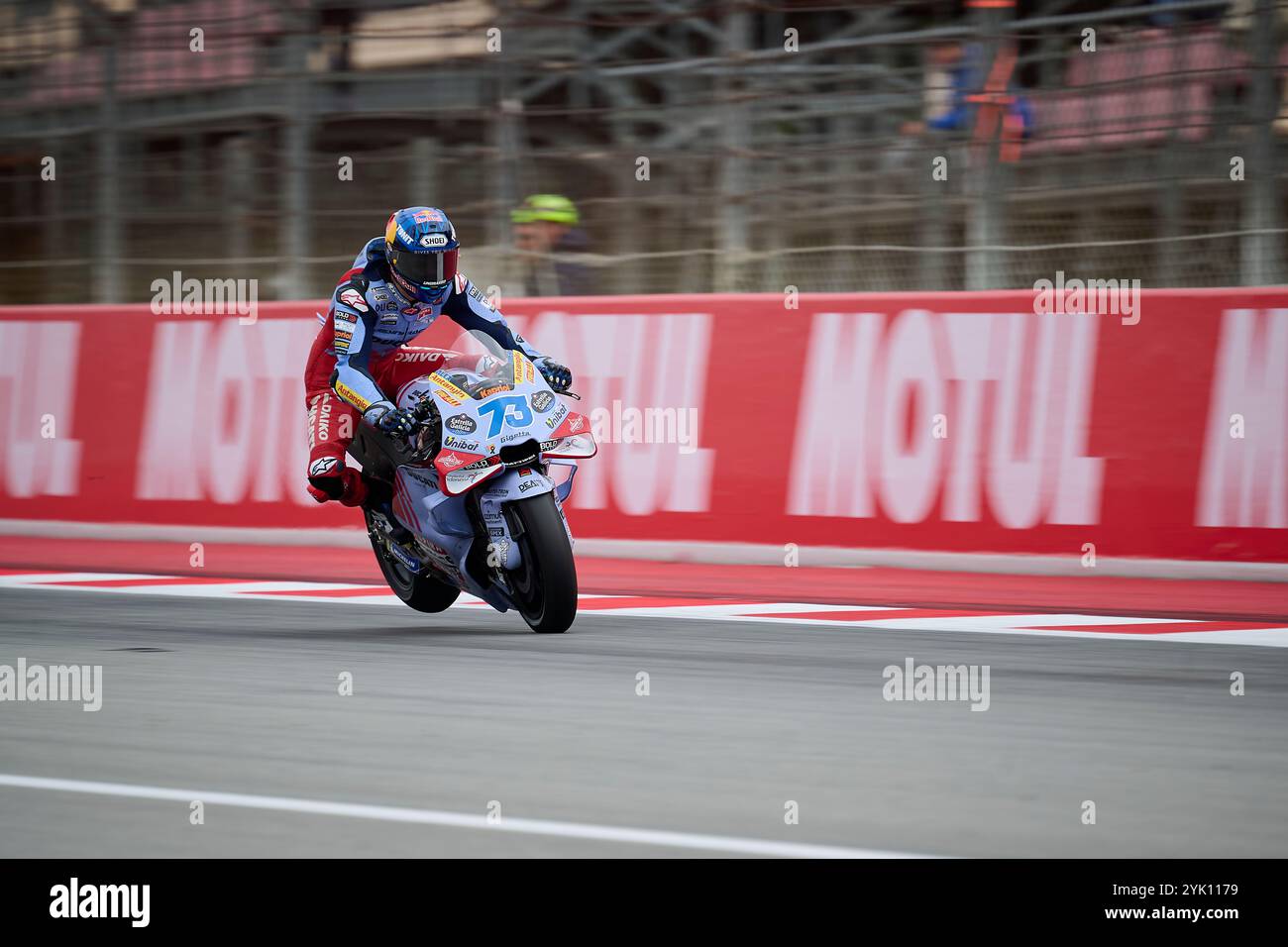 Alex Marquez di Spagna corre per la Gresini Racing MotoGP vista in azione durante le prove libere del venerdì del Motul Solidarity Grand Prix di Barcellona C. Foto Stock