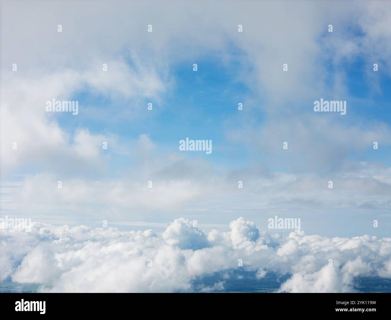 Sky presenta un'area blu vibrante visibile tra morbide e spesse nuvole, creando un'atmosfera serena. Foto Stock