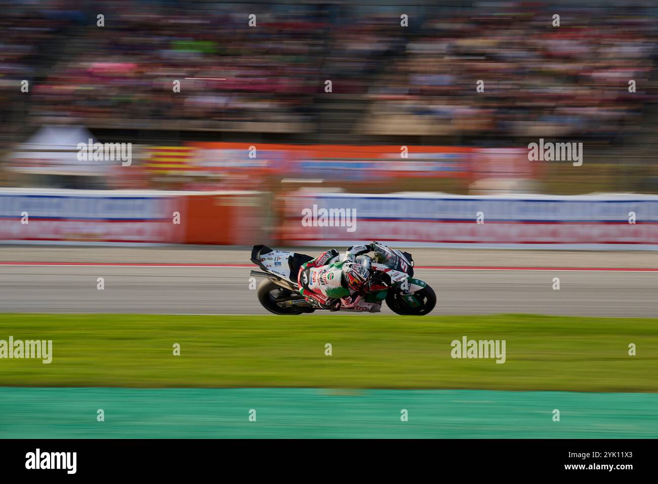 Johan Zarco di Francia corre per la LCR Honda vista in azione durante la gara Sprint del Gran Premio di solidarietà Motul del circuito di Barcellona. Foto Stock Johan Zarco di Francia corre per la LCR Honda vista in azione durante la gara Sprint del Gran Premio di solidarietà Motul del circuito di Barcellona. Foto Stock
