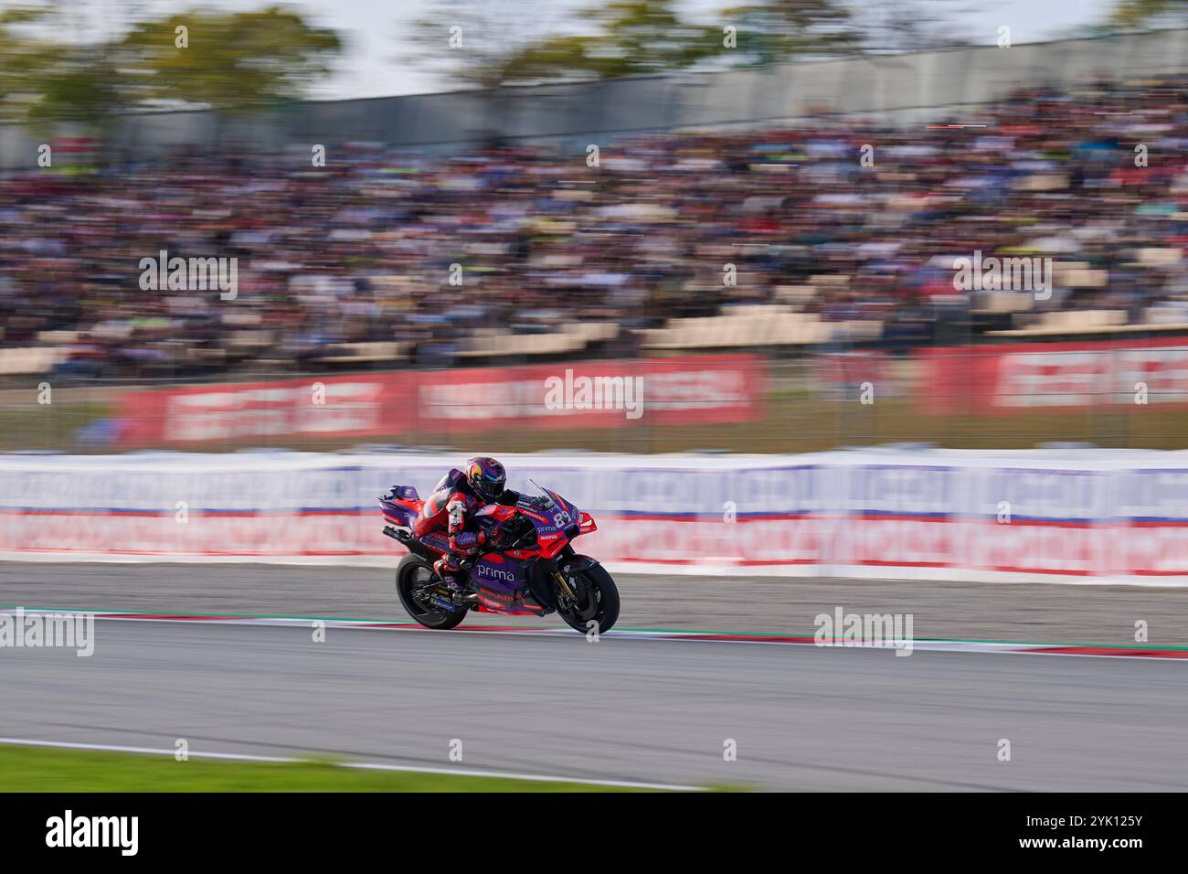 Jorge Martin di Spagna corre per la prima Pramac Racing vista in azione durante la gara Sprint del Motul Solidarity Grand Prix di Barcellona sul circuito B Foto Stock