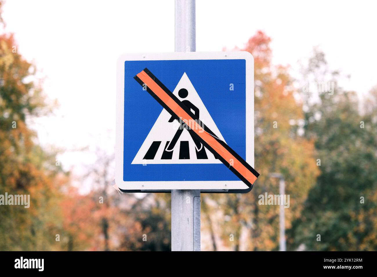 Düsseldorf 16.11.2024 Zebrastreifen Auto Verkehr Schilder Schilderwald Verkehrsschilder Verkehrszeichen Straße KFZ Achtung Unfallgefahr Fussgänger Fussgängerüberweg Dickstrichkette Schutzweg Fussgängerstreifen Düsseldorf Nordrhein-Westfalen Deutschland *** Düsseldorf 16 11 2024 incroci segnali stradali segnali stradali segnali stradali segnali stradali attenzione auto rischio di incidenti attraversamento pedonale a catena di linea spessa pedonale Düsseldorf Nord Reno-Vestfalia Germania Foto Stock