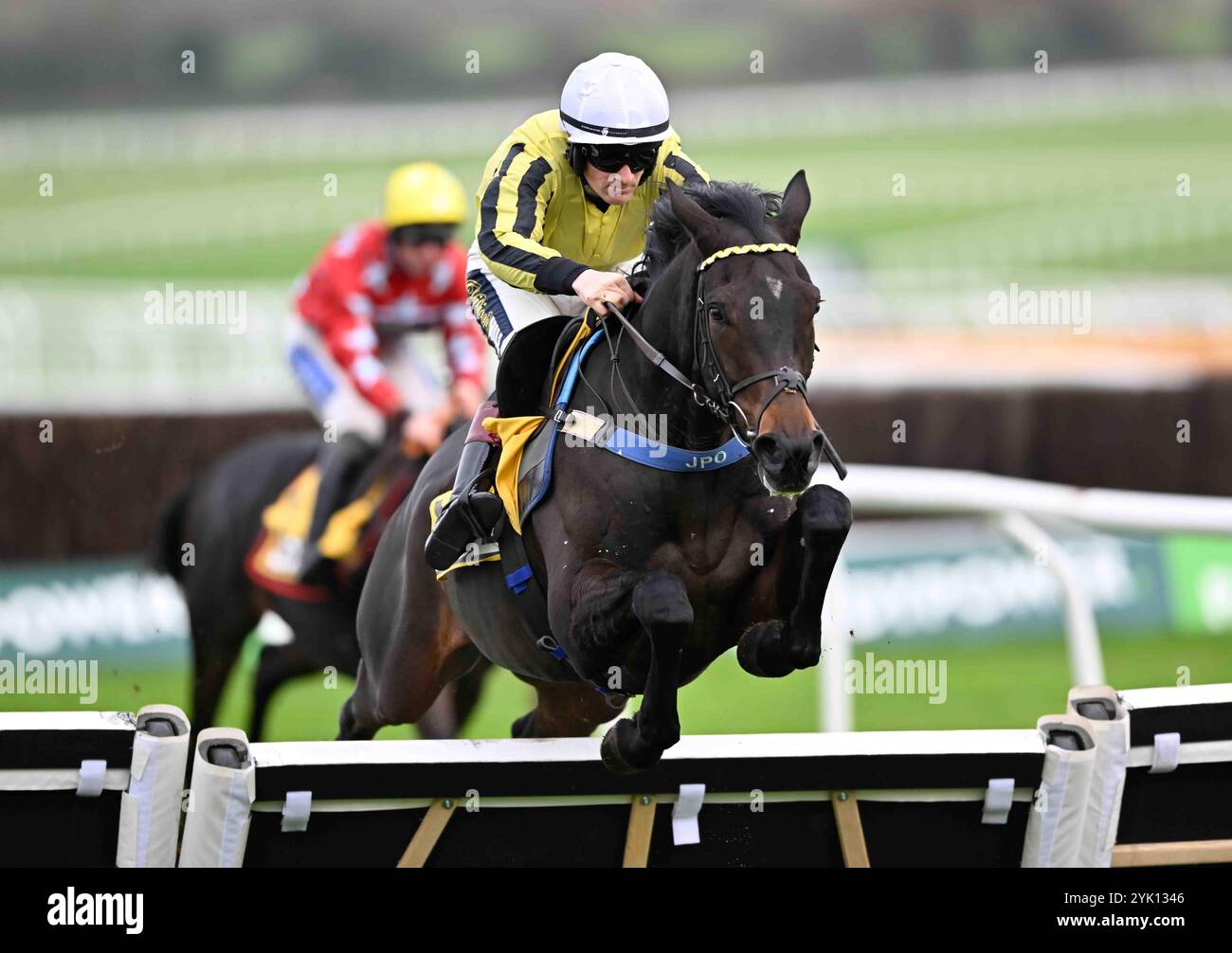 Cheltenham, Regno Unito. 16 novembre 2024. East India Dock guidato da Sam Twiston-Davies salta l'ultimo ostacolo prima di vincere l'ostacolo 12:35 JCB Triumph Trial Juvenile all'ippodromo di Cheltenham, Cheltenham Picture di Paul Blake/Alamy Images 16/11/2024 Foto Stock