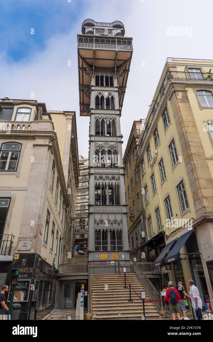 L'ascensore di Santa Justa chiamato anche Carmo Lift è un ascensore situato nella parrocchia civile di Santa Maria Maior, nel centro storico di Lisbona, in Portogallo. Foto Stock