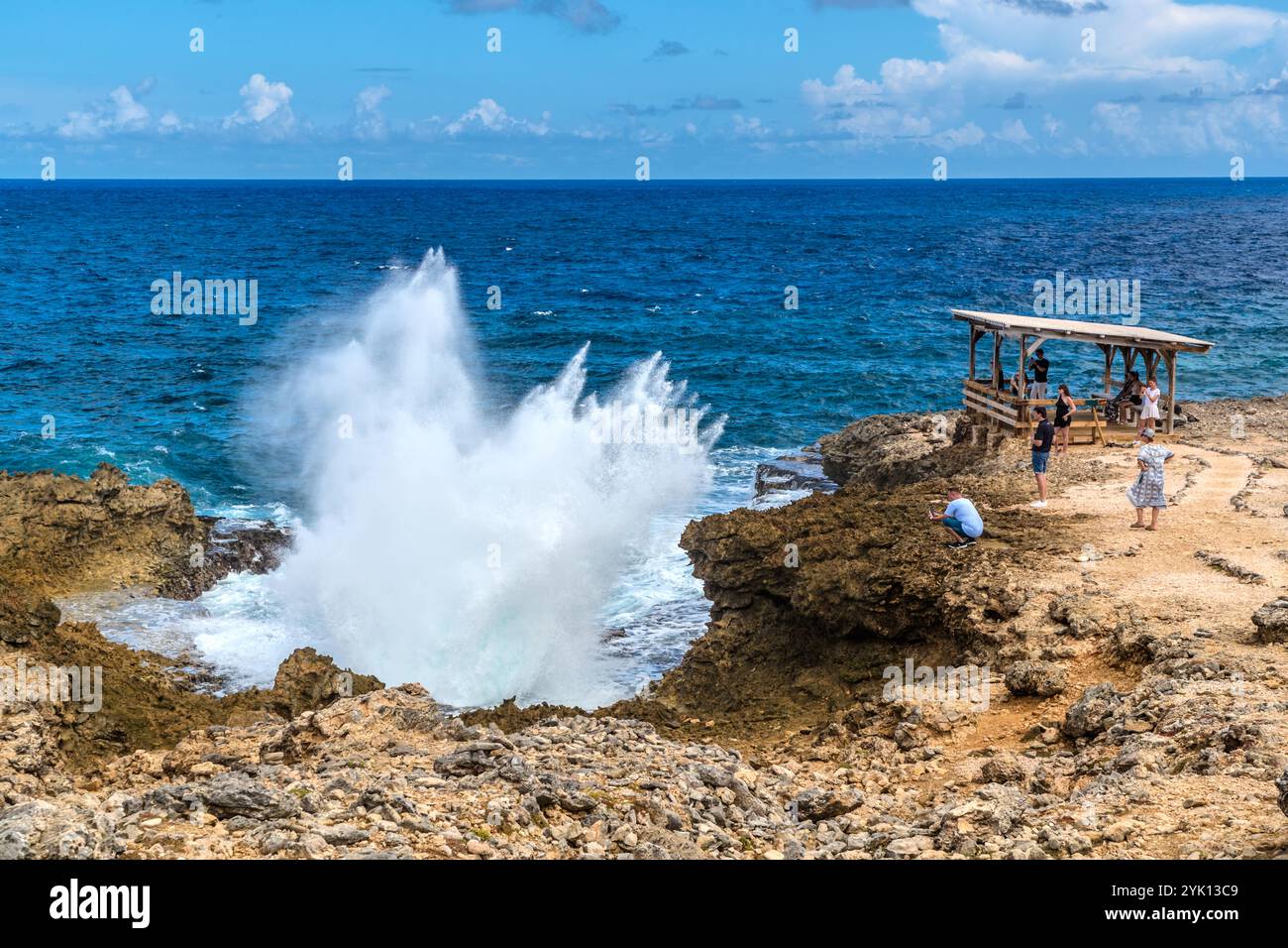 Boka Pistol è una piccola baia rocciosa dove le onde normali creano un'alta fontana di spruzzi con un battito. Weg naar Westpunt, Zorgvlied, Curacao, Kòrsou Foto Stock
