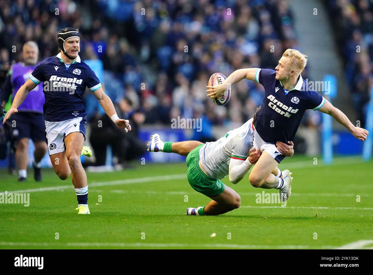 L'Arron Reed (a destra) della Scozia passa il pallone al compagno di squadra Darcy Graham per segnare la quarta meta della partita durante la partita internazionale autunnale allo Scottish gas Murrayfield Stadium di Edimburgo. Data foto: Sabato 16 novembre 2024. Foto Stock